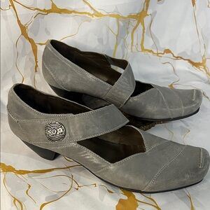 Elegant Women's Gray Flats with Ornate Button